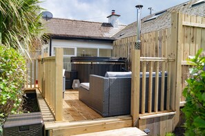 Outdoor spa tub - The Briers (Newcastle)