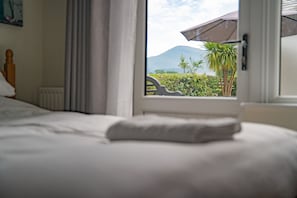 Escritorio y espacio para trabajar con laptop