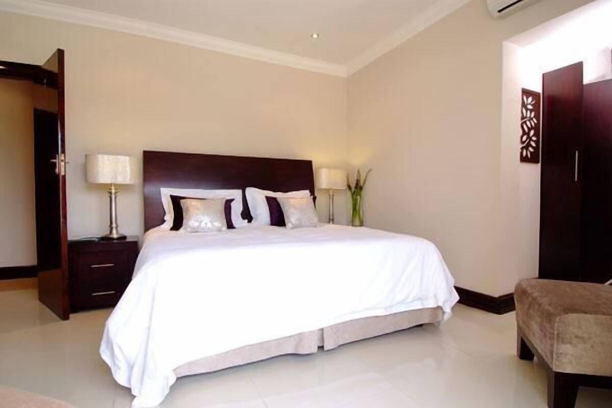 Deluxe Room | Seprai antialergi, minibar, brankas, dan tirai kedap cahaya