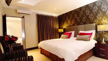 Deluxe Room | Allergitestet sengetøy, minibar, safe på rommet og individuelt innredet