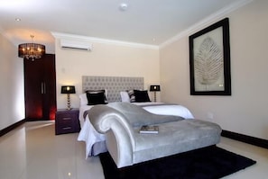 Hypo-allergenic bedding, minibar, in-room safe, individually furnished - Sanchia Luxury Guesthouse (Durban North)