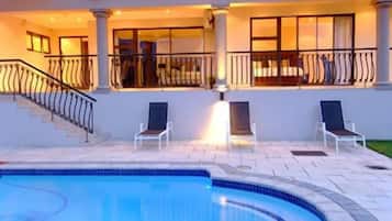 Piscina externa, espreguiçadeiras