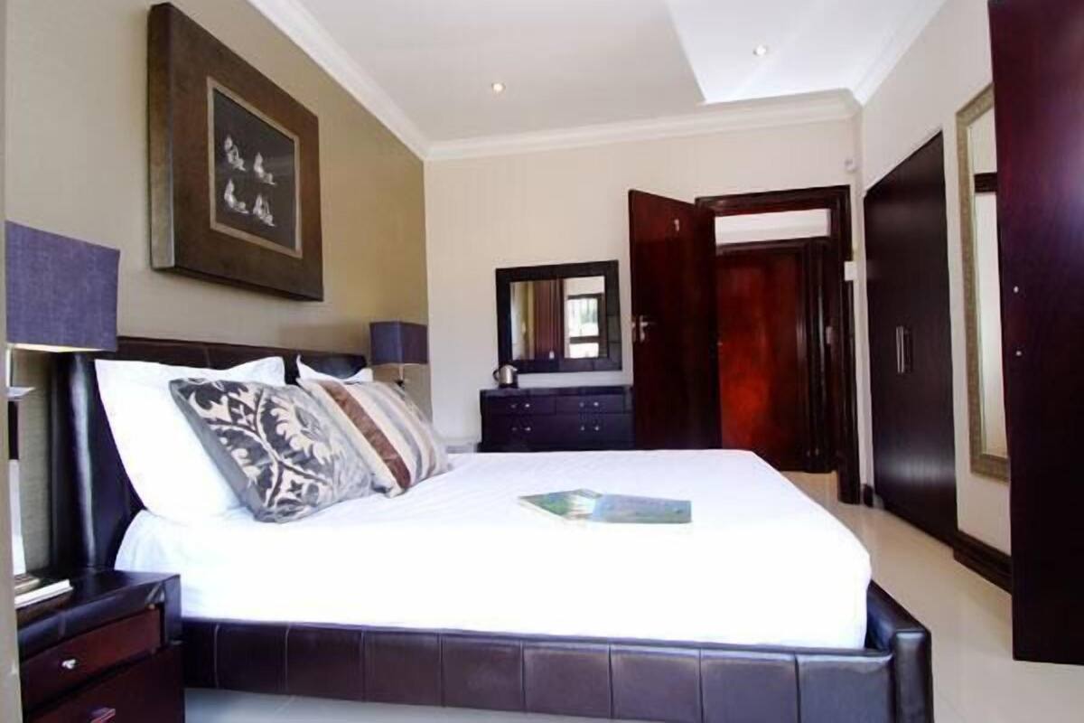 Standard Room | Seprai antialergi, minibar, brankas, dan tirai kedap cahaya
