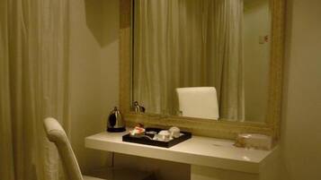 Hypo-allergenic bedding, minibar, in-room safe, individually furnished