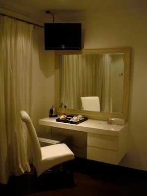 Hypo-allergenic bedding, minibar, in-room safe, individually furnished - Sanchia Luxury Guesthouse (Durban North)