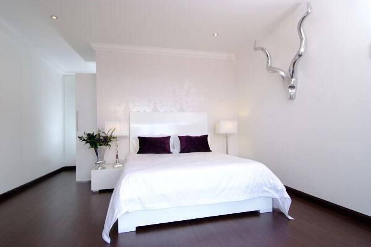 Luxury Queen Room | Seprai antialergi, minibar, brankas, dan tirai kedap cahaya