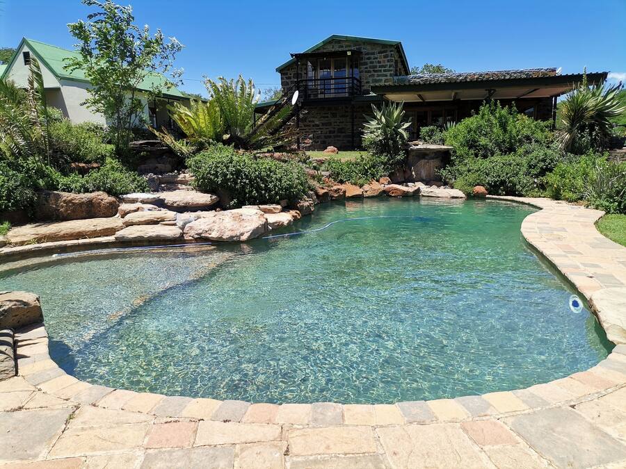 Außenpool, Sonnenschirme, Liegestühle