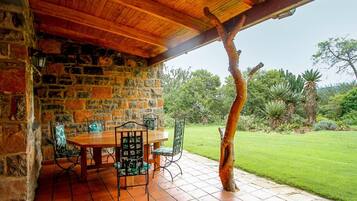 Cottage (Acacia) | Garden view