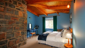 Muebles diferentes y ropa de cama