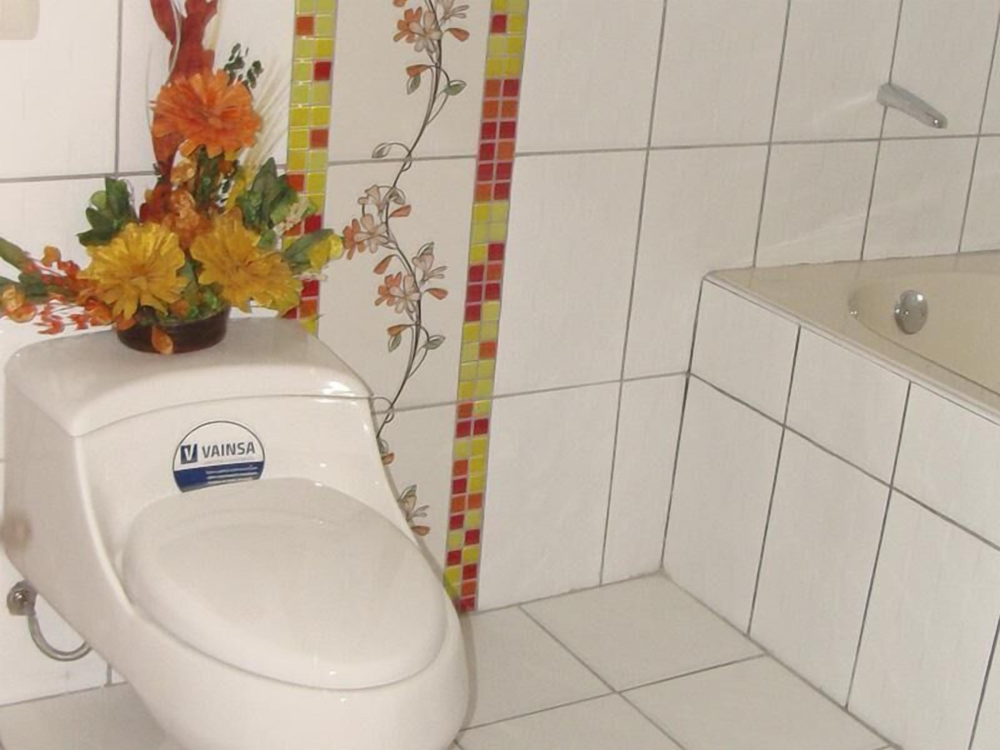 standard double room | bathroom | bathtub, deep-soaking bathtub, free toiletries, hair dryer