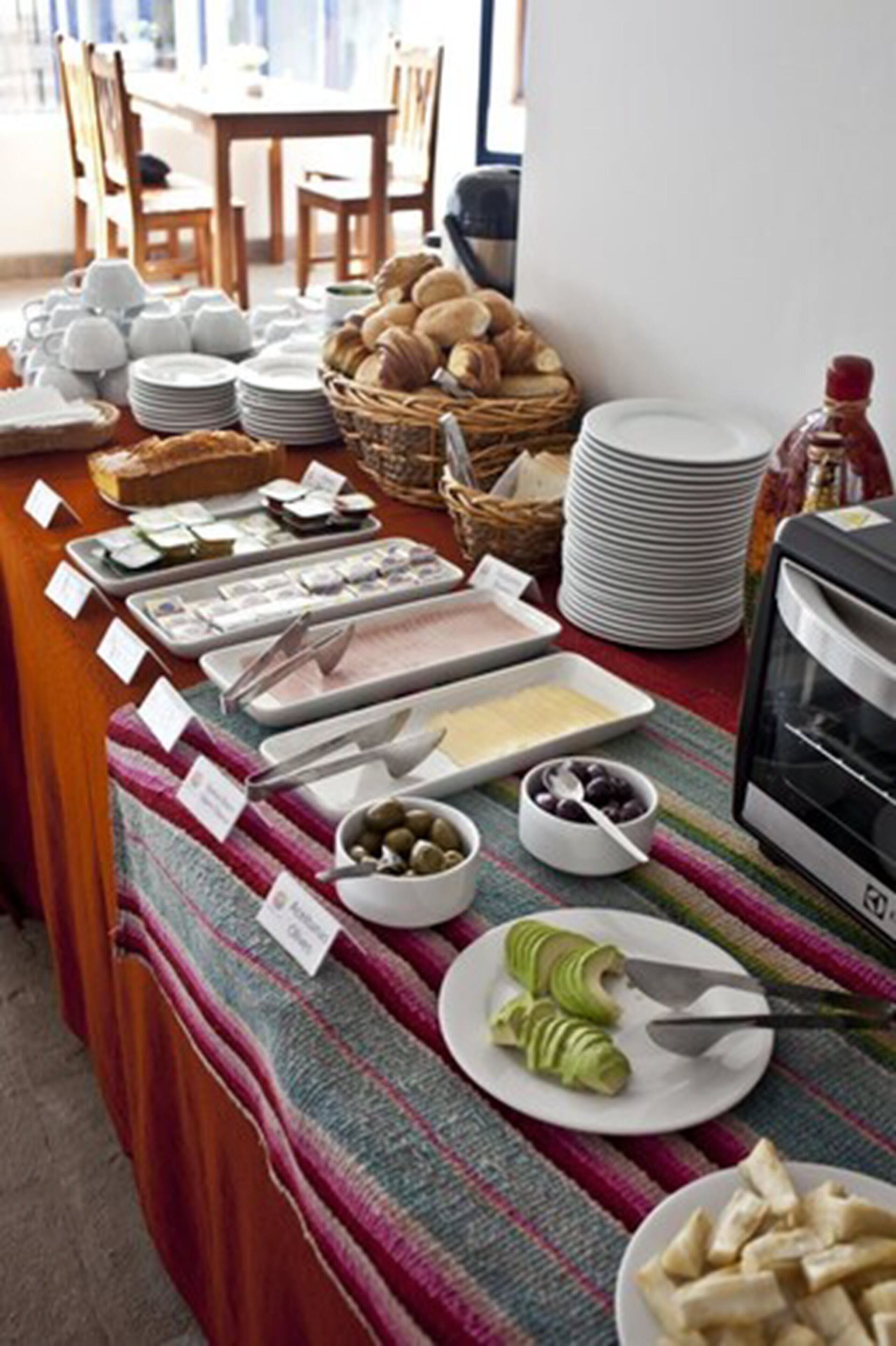 En buffet med forskellige retter og bestik.