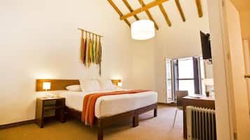 Zimmersafe, Schreibtisch, VerdunkelungsvorhÀnge, kostenloses WLAN