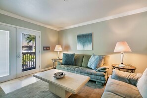 Suite, 2 Bedrooms | Living area