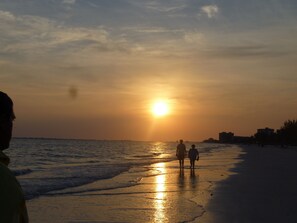 Vlak bij het strand, wit zand, vervoer van/naar het strand, ligstoelen