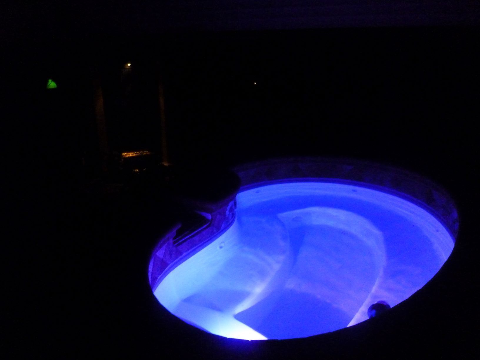 Ein dunkles Becken mit blauem, leuchtendem Licht.