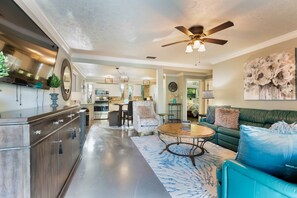 Suite, 2 slaapkamers | Woonruimte | Een 42-inch flatscreentelevisie met kabelzenders en televisie