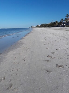 Beach nearby, white sand, beach shuttle, sun loungers - 1 Island Hideaway (Fort Myers Beach)