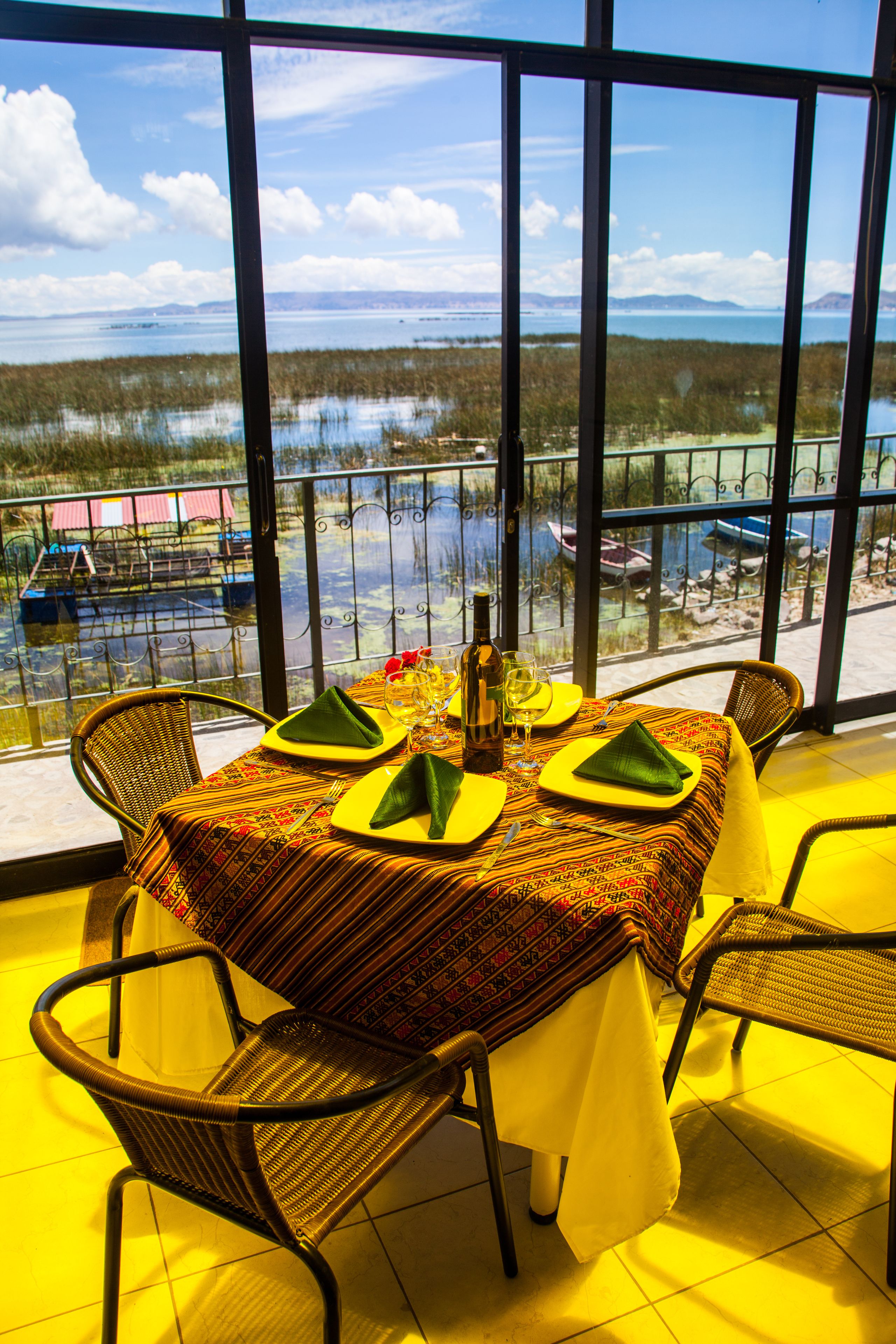 朝食、ランチ、ディナーに営業 (郷土料理)