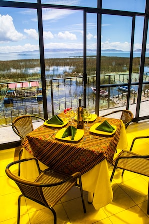 Petit déjeuner et déjeuner servis sur place, spécialités Cuisine locale