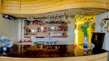 2 bars/lounges