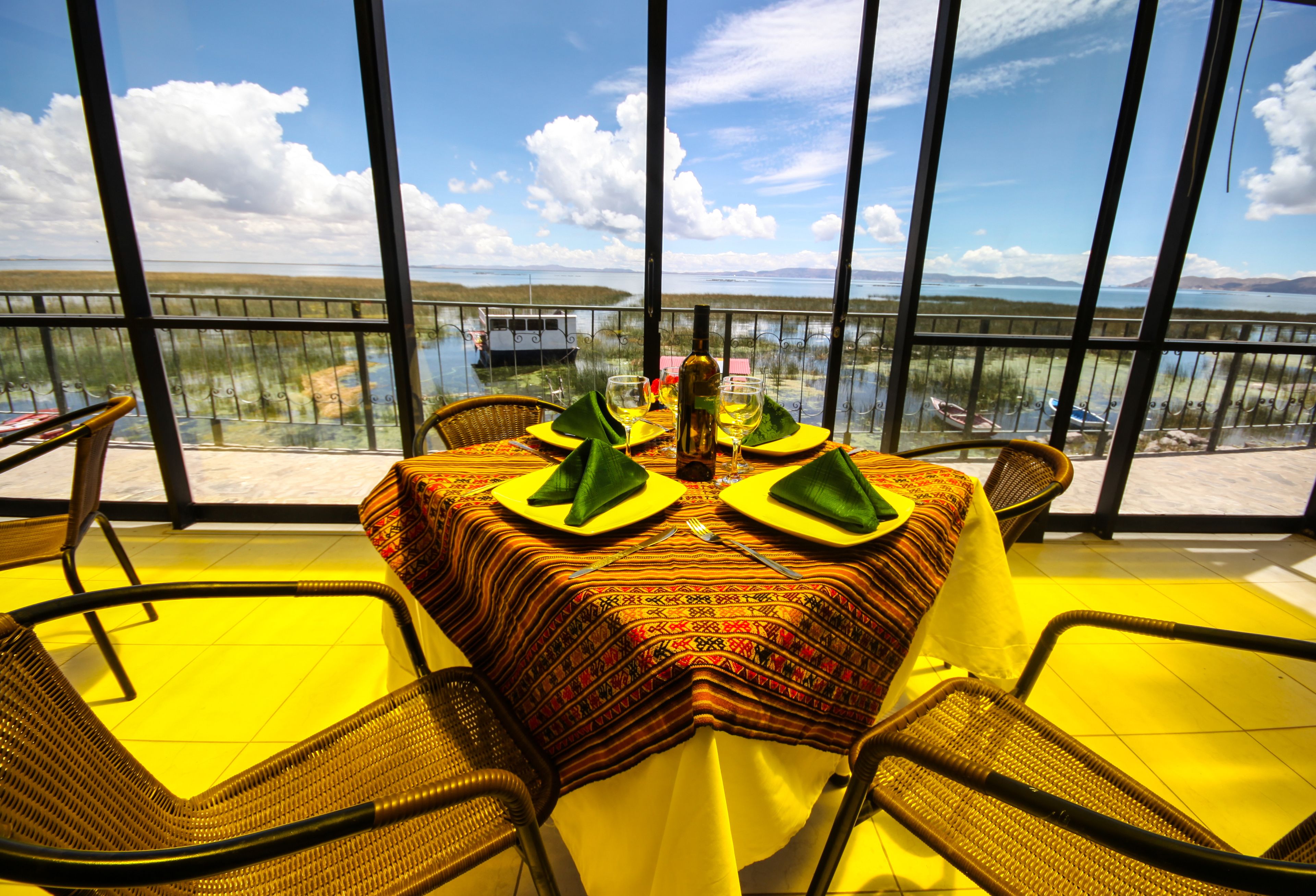 Frokost, lunsj og middag serveres, lokale retter 