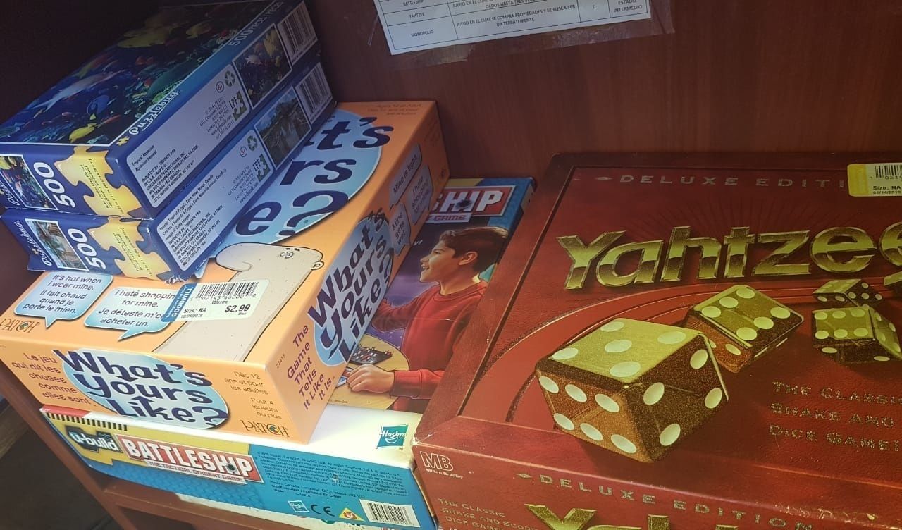 Une exposition de jeux de société, notamment les jeux « What’s Yours Like? » et « Yachtzee Deluxe Edition ».