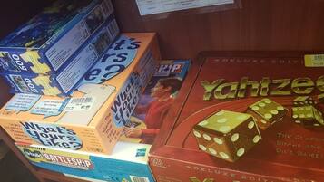 Une exposition de jeux de société, notamment les jeux « What’s Yours Like? » et « Yachtzee Deluxe Edition ».