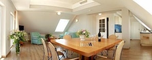 Apartment, 3 Bedrooms (Landhof) | In-room dining