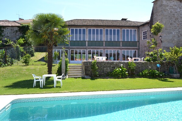 Piscine extérieure en saison