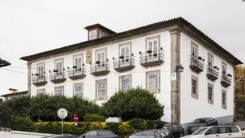 Vista frontal de la propiedad