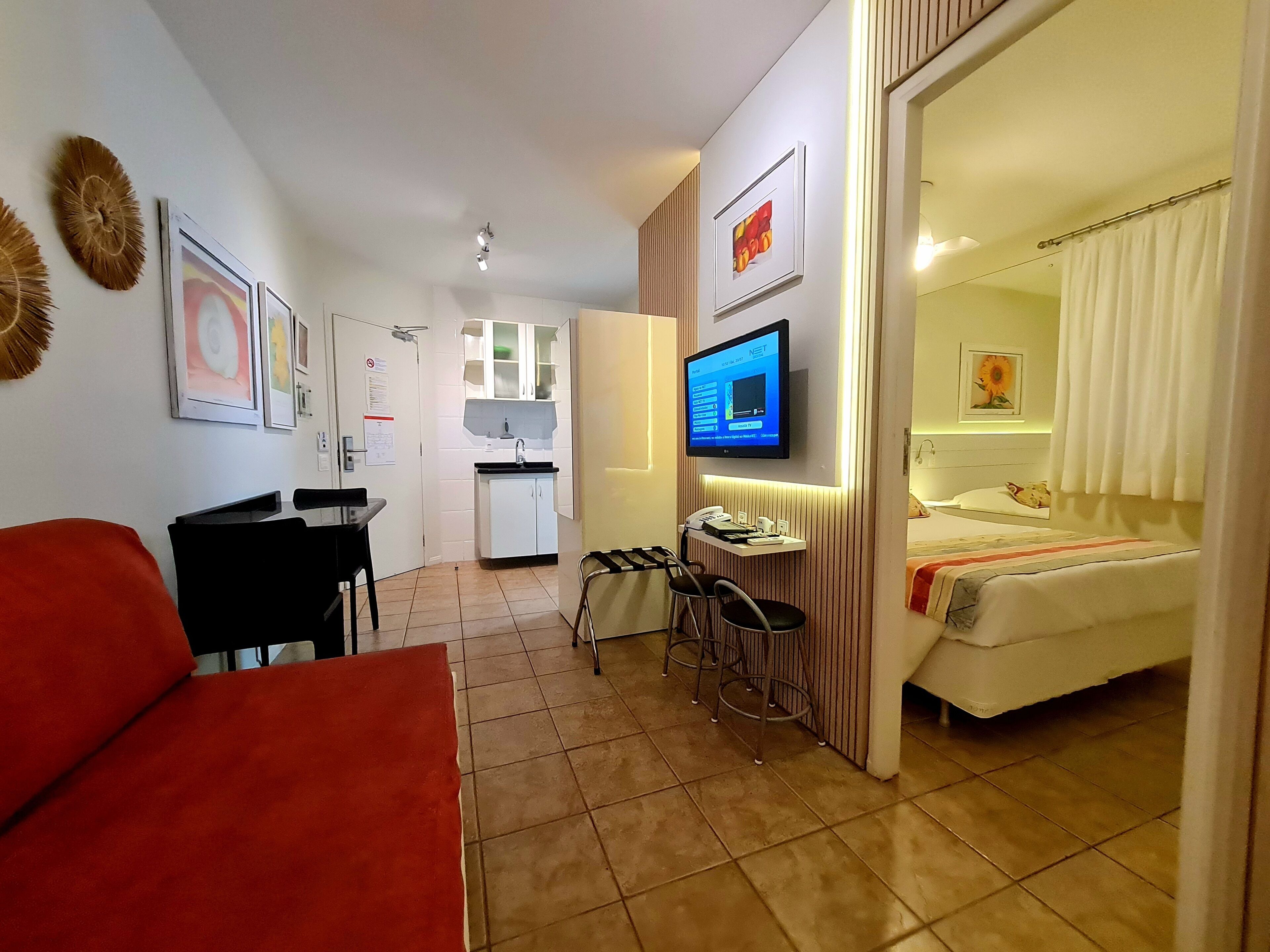 Superior-Apartment | Wohnbereich | 29-Zoll-Smart-TV mit Kabelempfang