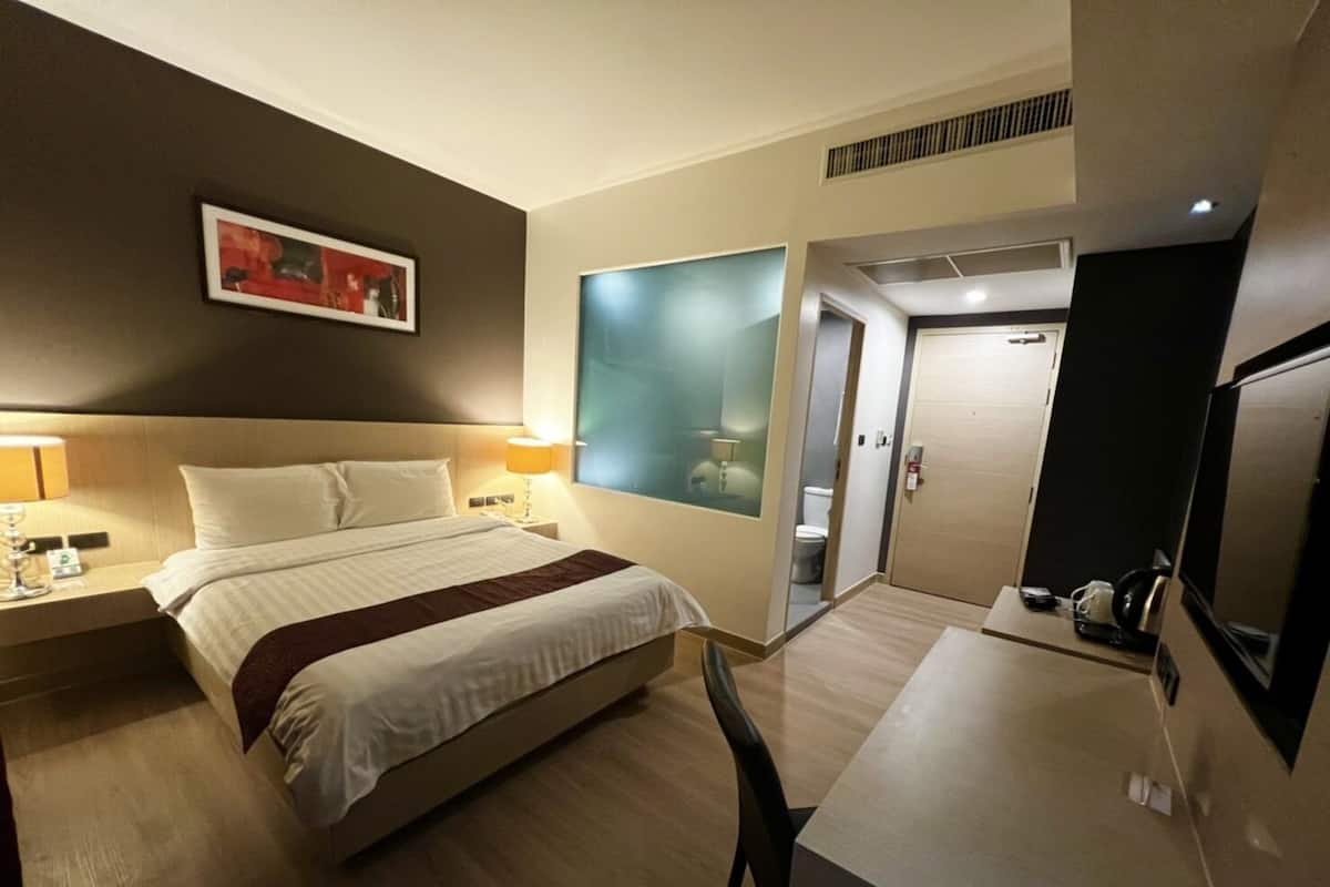 Minibar, in-room safe, desk, free WiFi