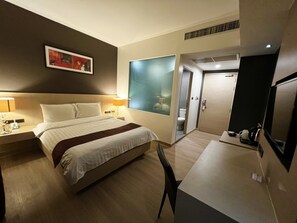 Deluxe Room | Minibar, in-room safe, desk, free WiFi