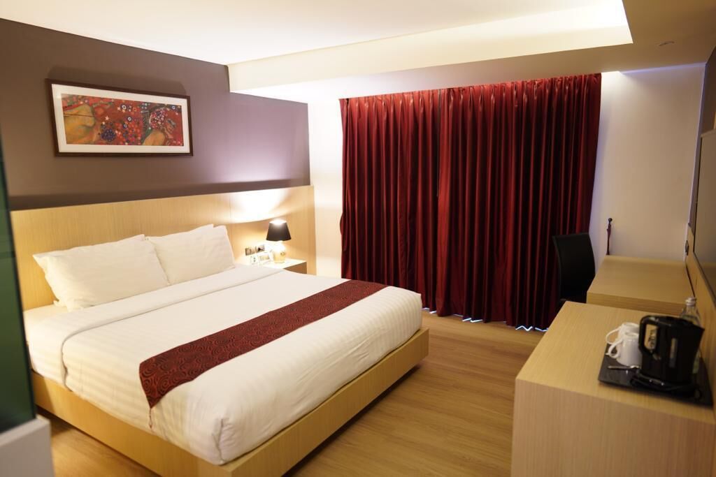 premier room | minibar, in-room safe, desk, free wifi