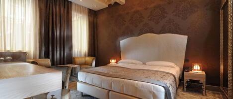 Minibar, caixa forta a l'habitació, escriptori i cortines opaques