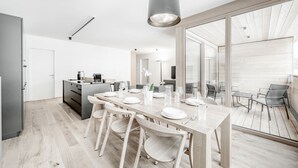 A modern kitchen with a dining area. - all inclusive Hotel Lohmann (Soelden)