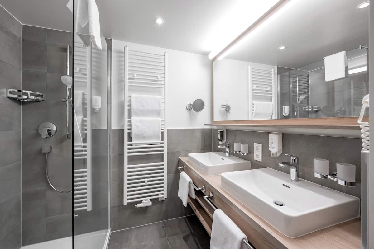 double room, balcony, mountain view (similaun) | bathroom | deep-soaking bathtub, hair dryer, bathrobes, slippers