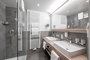 Double Room, Balcony, Mountain View (Similaun) | Bathroom | Deep soaking tub, hair dryer, bathrobes, slippers - all inclusive Hotel Lohmann (Soelden)