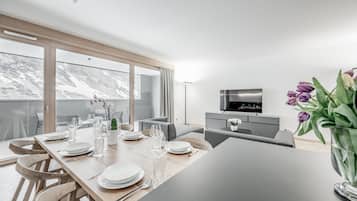 Weisskugel | Living area | 41-inch flat-screen TV with cable channels, TV