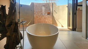 Executive-Suite | Badezimmer | Badewanne und Dusche (separat), Komfortbadewanne, Regendusche