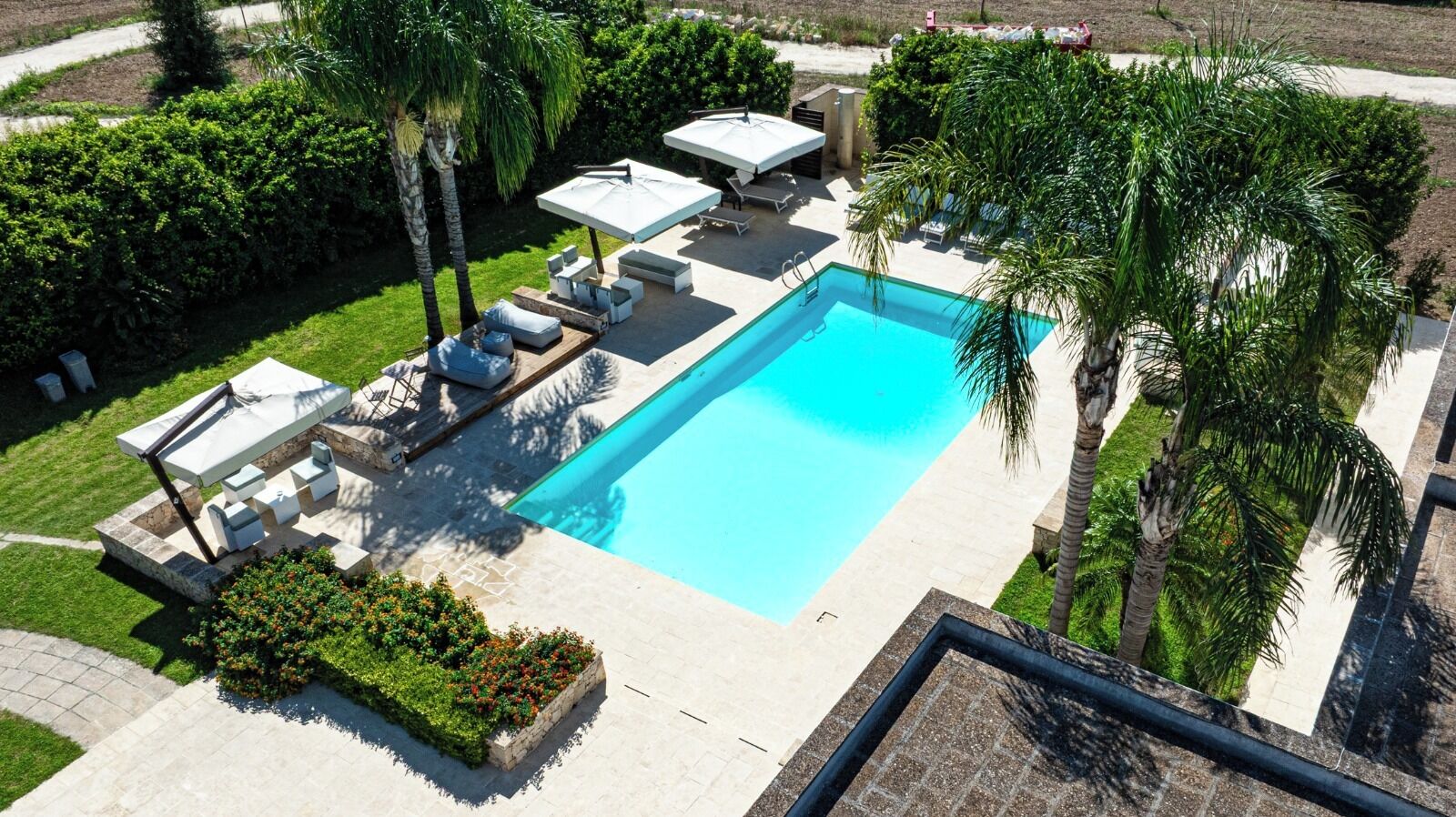 Alberca al aire libre y camastros 