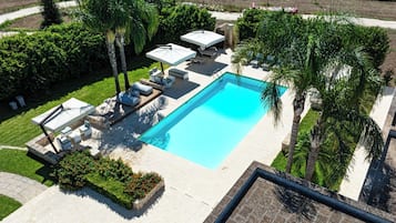 Piscine extérieure, chaises longues