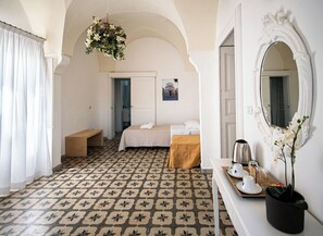 Quarto triplo clássico, 1 quarto | 1 quarto, frigobar, individualmente decorados, Wi-Fi de cortesia