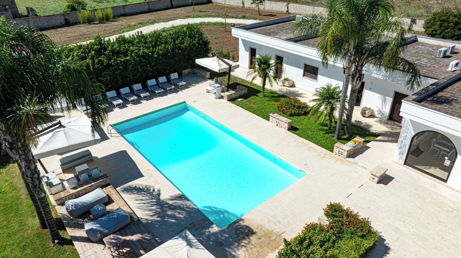 Alberca al aire libre y camastros 