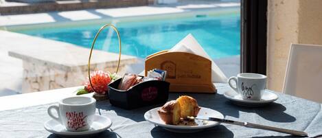 Café da manhã com buffet grátis todos os dias