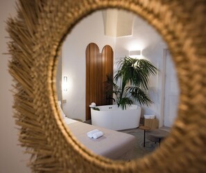 Junior Suite | 1 bedroom, minibar, individually decorated, free WiFi
