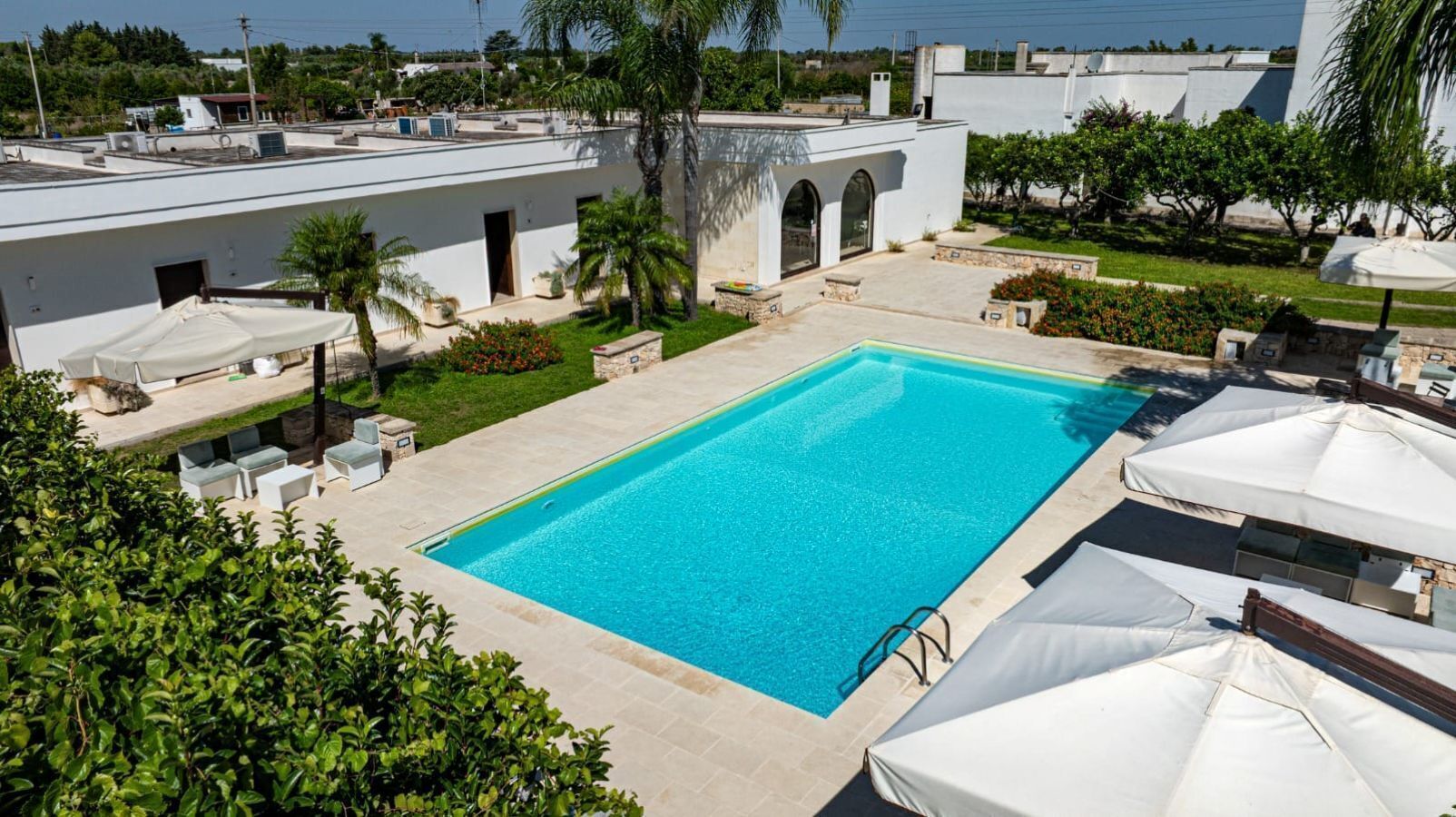 Piscine extérieure, chaises longues