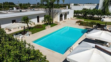 Piscine extérieure, chaises longues