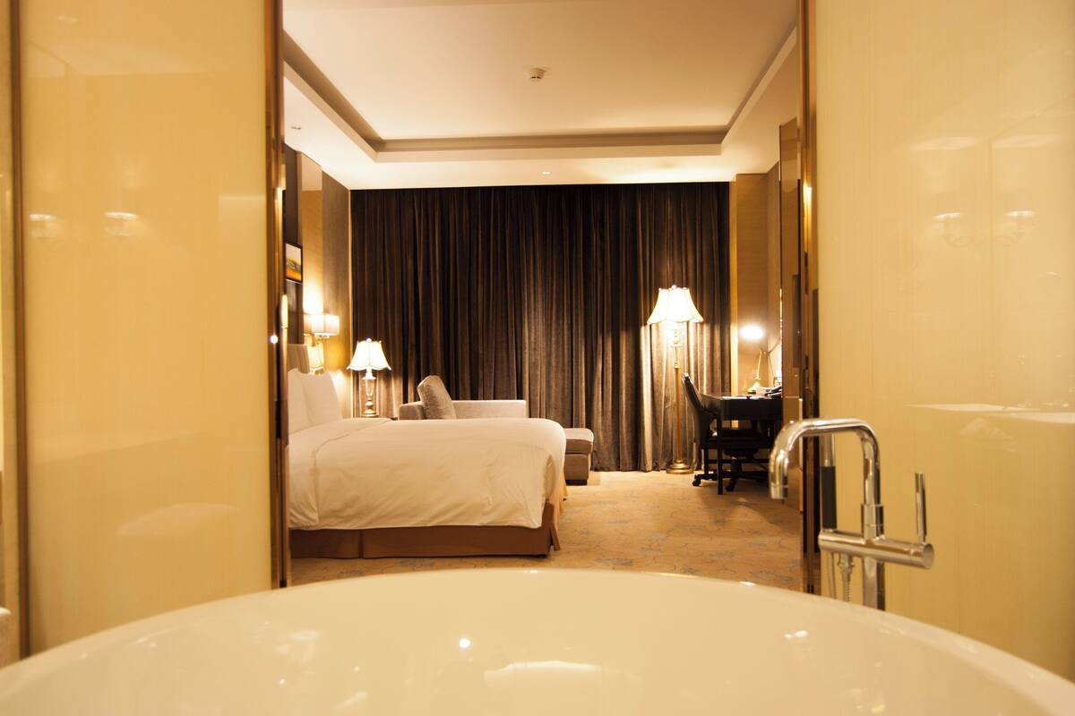 Phòng Suite Royal, 1 giường cỡ king (Ambassador) | 1 phòng ngủ, minibar, két bảo mật tại phòng, bàn 