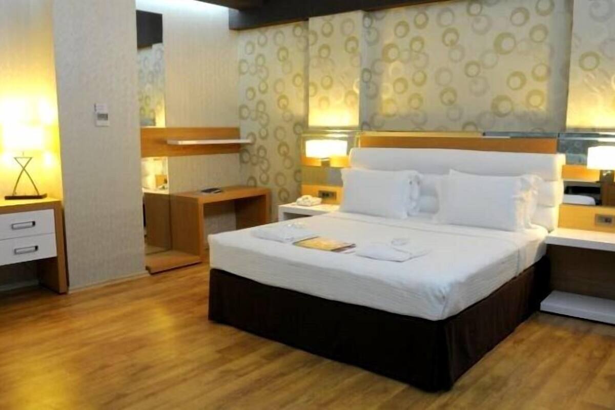 Single Room | Minibar, in-room safe, desk, iron/ironing board
